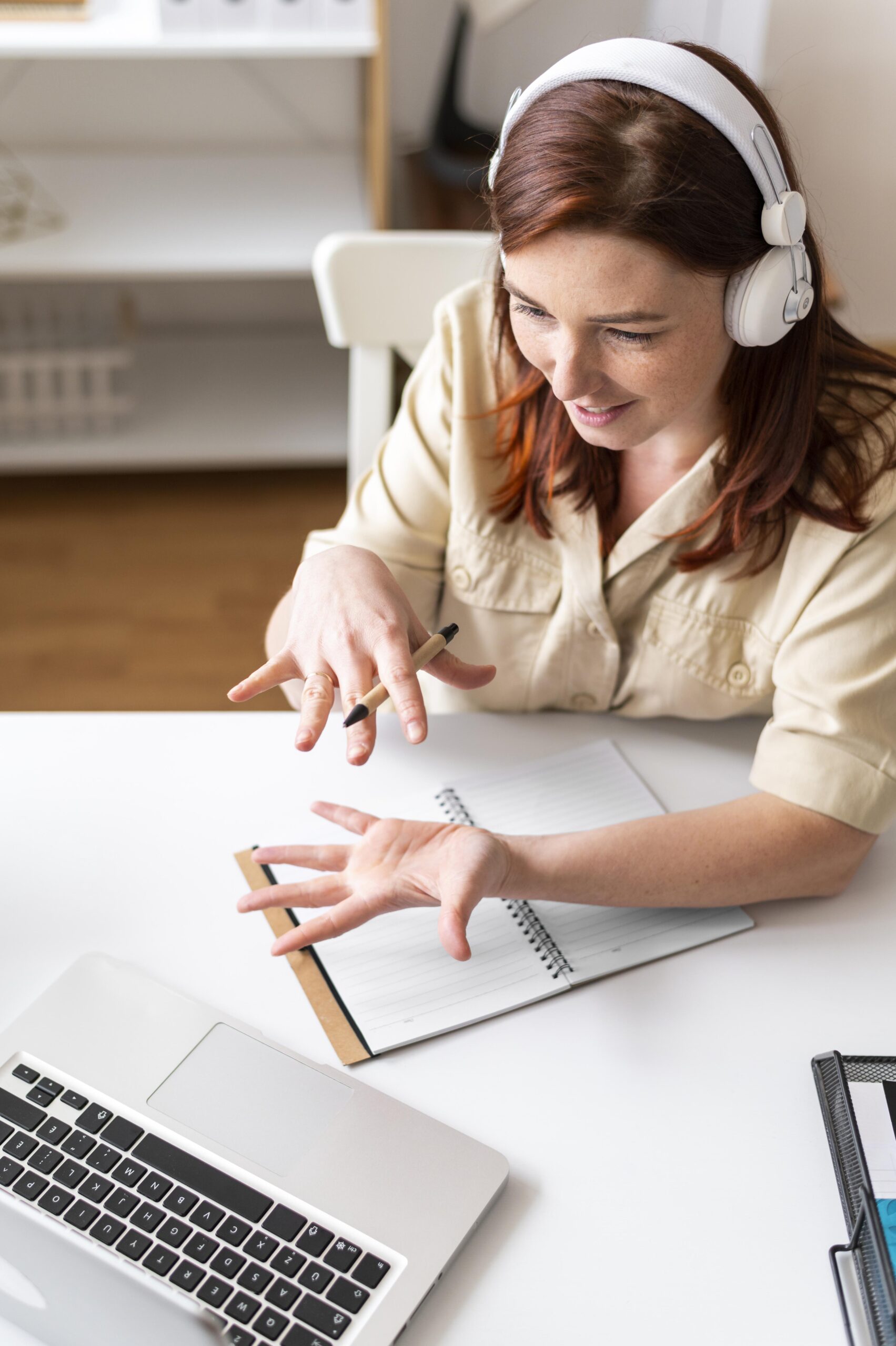ALMANCA EĞİTİMLERİ 2 woman work having video call laptop 2 scaled